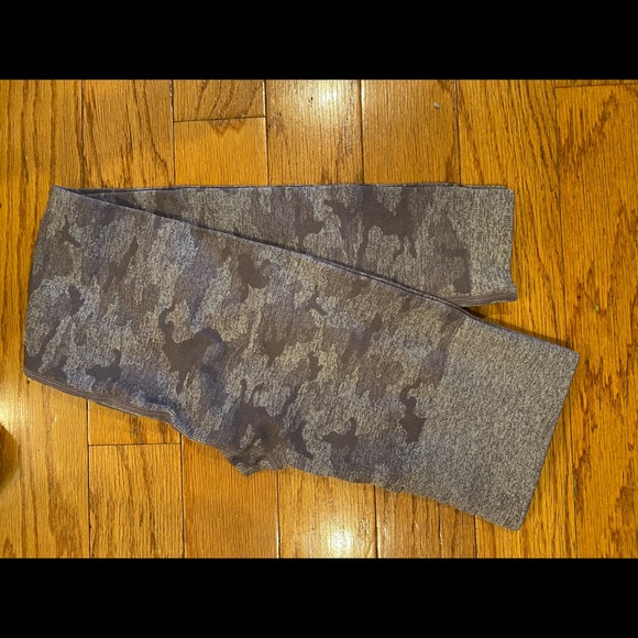 Gymshark Purple Camo Leggings - Picture 4 of 4